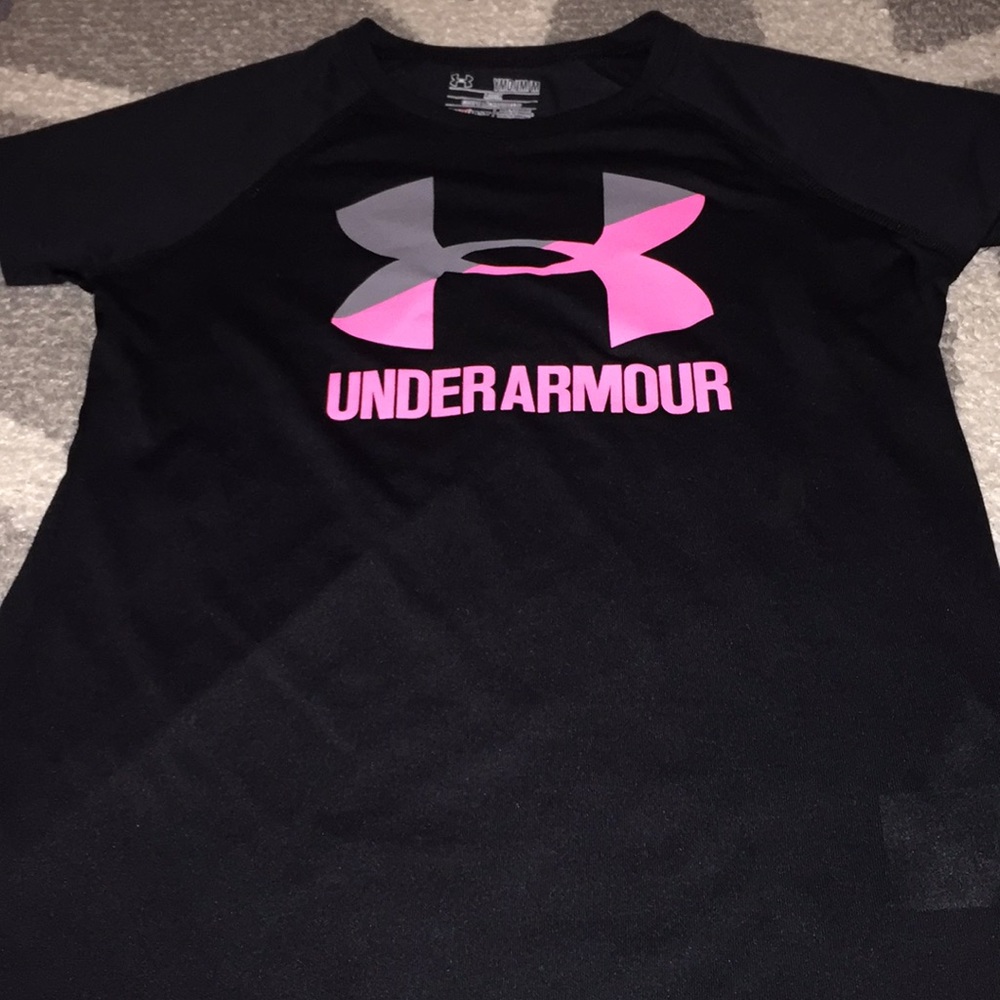 Under armor shirt medium for kids never worn😊